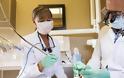 Αυστραλία: Φόβοι ότι 11.000 πελάτες οδοντιάτρων έχουν εκτεθεί σε AIDS, HIV και ηπατίτιδα