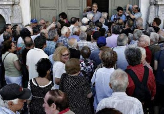 Χάος, οργή και ταλαιπωρία έξω από τις τράπεζες: Για 2η ημέρα οι συνταξιούχοι στις ουρές της ντροπής για 120 ευρώ - Φωτογραφία 1