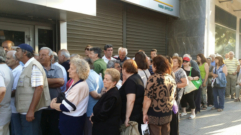 Χάος, οργή και ταλαιπωρία έξω από τις τράπεζες: Για 2η ημέρα οι συνταξιούχοι στις ουρές της ντροπής για 120 ευρώ - Φωτογραφία 2