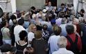 Χάος, οργή και ταλαιπωρία έξω από τις τράπεζες: Για 2η ημέρα οι συνταξιούχοι στις ουρές της ντροπής για 120 ευρώ