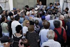Χάος, οργή και ταλαιπωρία έξω από τις τράπεζες: Για 2η ημέρα οι συνταξιούχοι στις ουρές της ντροπής για 120 ευρώ