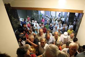 Ένταση μεταξύ συνταξιούχου και μελών του ΣΥΡΙΖΑ κάτω από την Ακρόπολη! - Είστε νεολαία του φραπέ [video] - Φωτογραφία 1