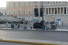 Πυρετώδεις προετοιμασίες, από τα χαράματα, στο Σύνταγμα για την ομιλία Τσίπρα: Εξέδρες, ηχοσυστήματα, μεγάφωνα