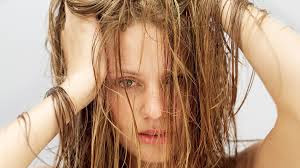 Λιπαρά μαλλιά: Πώς θα φτιάξετε το σαμπουάν που θα σας σώσει - Φωτογραφία 1
