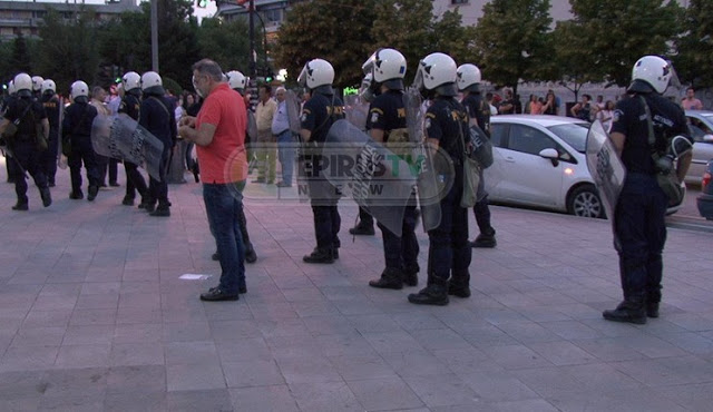 ΙΩΑΝΝΙΝΑ: Επίθεση στον Αλ.Καχριμάνη - Διαλύθηκε νωρίτερα η συγκέντρωση υπερ του ΝΑΙ υπο τον φόβο νέων επεισοδίων [photos] [video] - Φωτογραφία 3