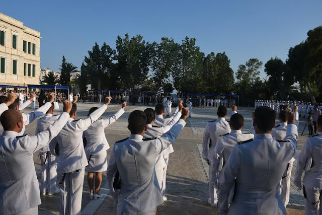 Ο ΥΕΘΑ Πάνος Καμμένος και η Στρατιωτική ηγεσία στην ορκωμοσία των νέων Σημαιοφόρων - Φωτογραφία 16