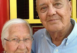 ΣΥΓΚΙΝΗΤΙΚΟ: Ηλικιωμένο ζευγάρι πέθανε αγκαλιά μετά από 75 ολόκληρα χρόνια γάμου. - Φωτογραφία 1
