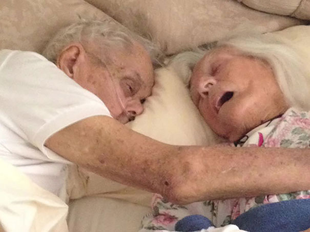 ΣΥΓΚΙΝΗΤΙΚΟ: Ηλικιωμένο ζευγάρι πέθανε αγκαλιά μετά από 75 ολόκληρα χρόνια γάμου. - Φωτογραφία 2