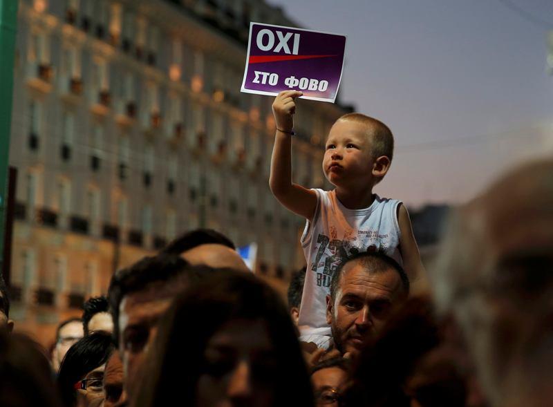 Βούλιαξε το Σύνταγμα από την συγκέντρωση για το ΟΧΙ - Δείτε φωτο - Φωτογραφία 4