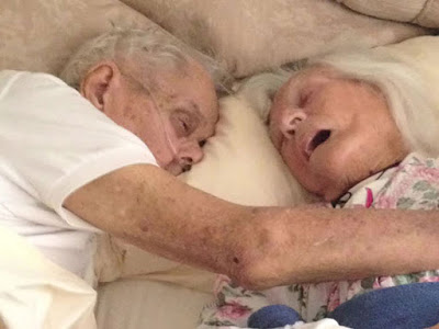 Συγκλονιστική ιστορία: Μετά από 75χρόνια γάμου, ζευγάρι πεθαίνει αγκαλιασμένο με μία μέρα διαφορά [video] - Φωτογραφία 2