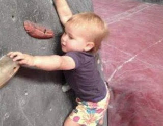 Απίστευτο μωρό σκαρφαλώνει τοίχους πριν καν περπατήσει [video] - Φωτογραφία 1