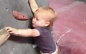 Απίστευτο μωρό σκαρφαλώνει τοίχους πριν καν περπατήσει [video]