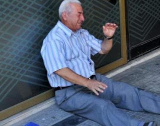Η ιστορία πίσω από τη φωτογραφία του συνταξιούχου που συγκίνησε το Πανελλήνιο ανεξάρτητα από ΟΧΙ και ΝΑΙ - Φωτογραφία 1