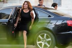 Στο Μέγαρο Μαξίμου ο Τσίπρας – Δίπλα του η σύντροφός του Μπέτυ Μπαζιάνα - Δείτε φωτο