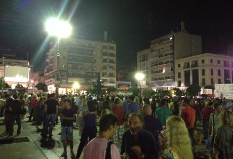 Πάτρα: Εκατοντάδες πολίτες πανηγυρίζουν στην πλατεία Γεωργίου, για τη νίκη του ΟΧΙ - Φωτογραφία 1