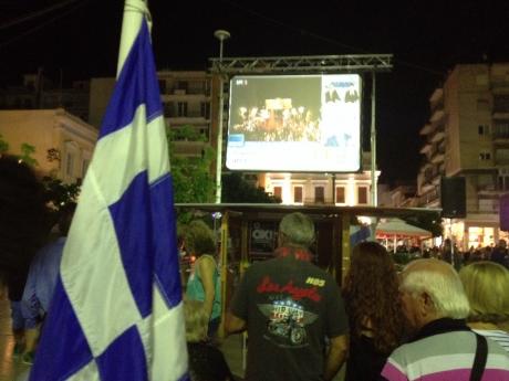Πάτρα: Εκατοντάδες πολίτες πανηγυρίζουν στην πλατεία Γεωργίου, για τη νίκη του ΟΧΙ - Φωτογραφία 4