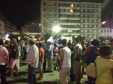 Πάτρα: Εκατοντάδες πολίτες πανηγυρίζουν στην πλατεία Γεωργίου, για τη νίκη του ΟΧΙ - Φωτογραφία 5