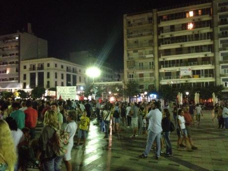 Πάτρα: Εκατοντάδες πολίτες πανηγυρίζουν στην πλατεία Γεωργίου, για τη νίκη του ΟΧΙ - Φωτογραφία 6