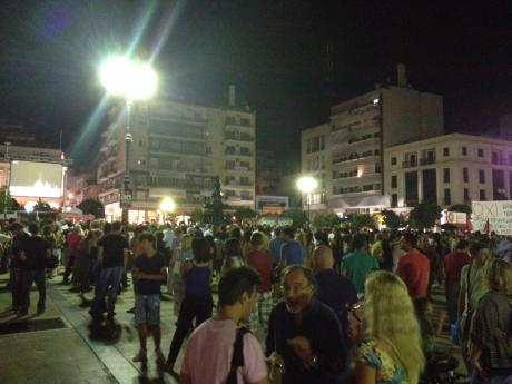 Πάτρα: Εκατοντάδες πολίτες πανηγυρίζουν στην πλατεία Γεωργίου, για τη νίκη του ΟΧΙ - Φωτογραφία 7