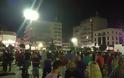 Πάτρα: Εκατοντάδες πολίτες πανηγυρίζουν στην πλατεία Γεωργίου, για τη νίκη του ΟΧΙ