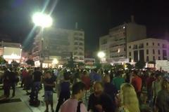 Πάτρα: Εκατοντάδες πολίτες πανηγυρίζουν στην πλατεία Γεωργίου, για τη νίκη του ΟΧΙ