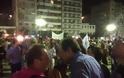 Πάτρα: Εκατοντάδες πολίτες πανηγυρίζουν στην πλατεία Γεωργίου, για τη νίκη του ΟΧΙ - Φωτογραφία 3