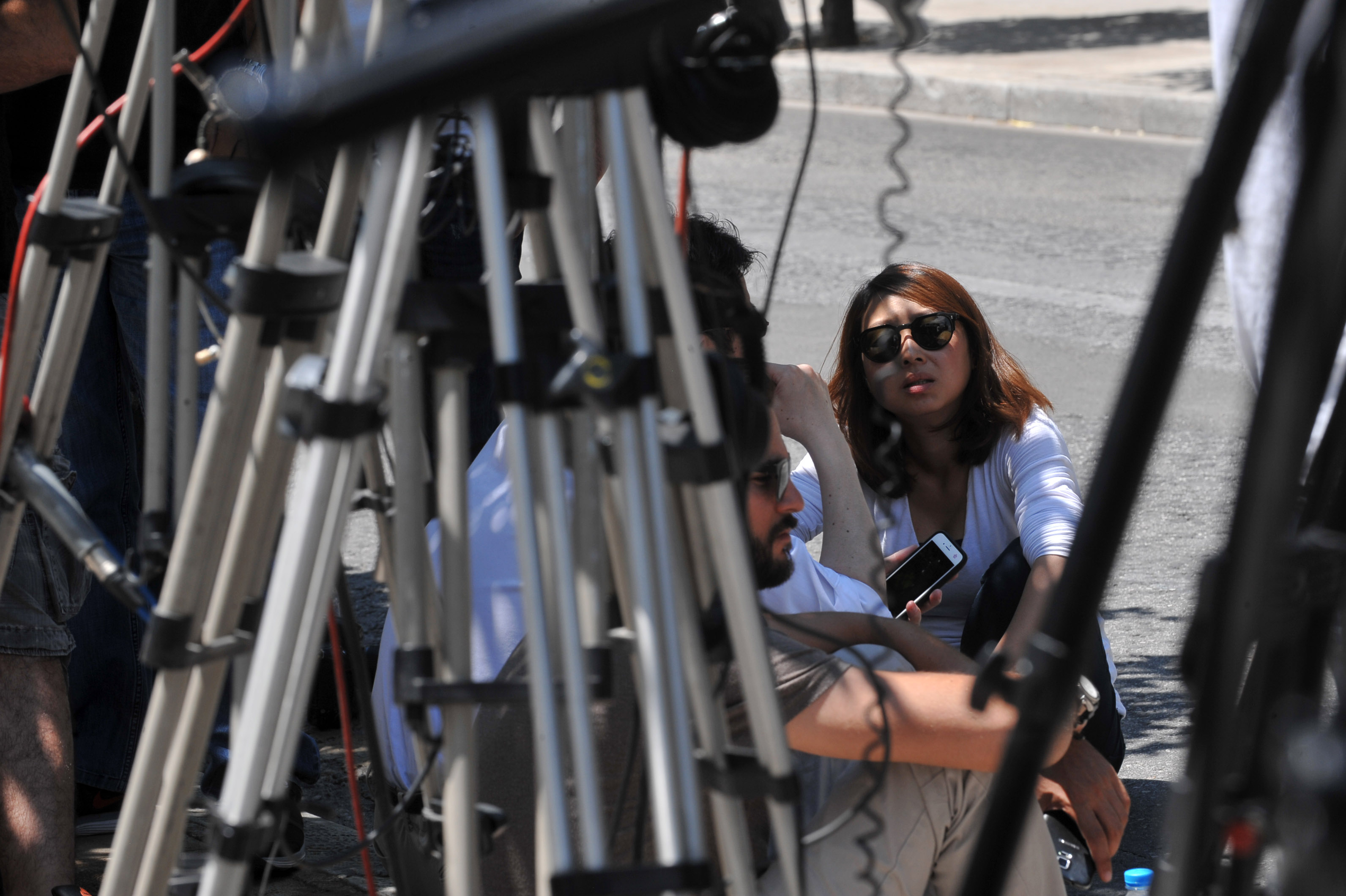 Λιώνουν οι δημοσιογράφοι έξω από το Προεδρικό - Μέχρι και νερά τούς έστειλε ο Παυλόπουλος [photos] - Φωτογραφία 2