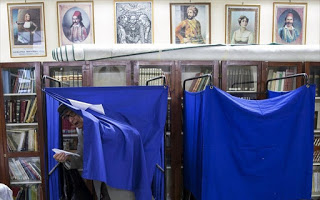 Είναι βαριά η... ψήφος του τσολιά! Απίστευτη φωτογραφία από εκλογικό κέντρο στο Τολό... [photo] - Φωτογραφία 1