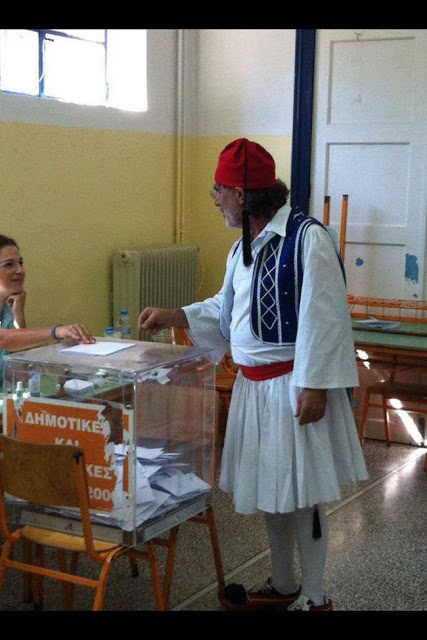 Είναι βαριά η... ψήφος του τσολιά! Απίστευτη φωτογραφία από εκλογικό κέντρο στο Τολό... [photo] - Φωτογραφία 2