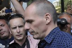 Φαρμακωμένος ο Γιάνης Βαρουφάκης - Δείτε πως έφυγε από το ΥΠΟΙΚ... [photo]