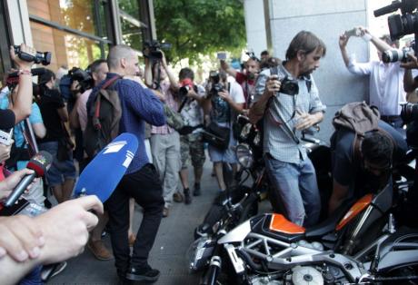 Η εντυπωσιακή...έξοδος από το Υπουργείο του παραιτηθέντα Βαρουφάκη -Γκρεμίστηκαν δίκυκλα - Έφυγε αγκαλιά με τη Δανάη στη μηχανή- - Φωτογραφία 1