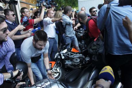 Η εντυπωσιακή...έξοδος από το Υπουργείο του παραιτηθέντα Βαρουφάκη -Γκρεμίστηκαν δίκυκλα - Έφυγε αγκαλιά με τη Δανάη στη μηχανή- - Φωτογραφία 2