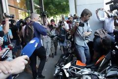Η εντυπωσιακή...έξοδος από το Υπουργείο του παραιτηθέντα Βαρουφάκη -Γκρεμίστηκαν δίκυκλα - Έφυγε αγκαλιά με τη Δανάη στη μηχανή-