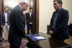 O Βαρουφάκης παραδίδει στον τρακαρισμένο Τσακαλώτο