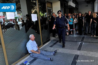 Ελληνοαυστραλός αναγνώρισε τον παππού που σπάραζε στην ουρά για 120 ευρώ - Φωτογραφία 1