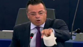 ΠΟΛΕΜΟΣ μέσα στο Ευρωκοινοβούλιο: Nα παραιτηθείς και να ζητήσεις συγγνώμη από την Ελλάδα - Σε ποιον το είπαν; [video] - Φωτογραφία 1