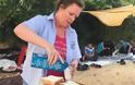 ΝΥ Times: Οι τουρίστες στη Λέσβο, αντί να κάνουν διακοπές, βοηθούν τους πρόσφυγες [photos] - Φωτογραφία 1