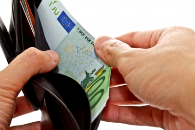 Στα 8.879 ευρώ το μέσο ετήσιο εισόδημα το 2013 - Φωτογραφία 1