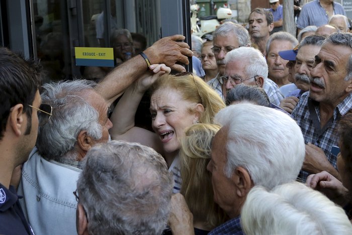 To ΔΡΑΜΑ των συνταξιούχων: Θλιβερές εικόνες - Ποδοπατούνται για 120 ευρώ... [photo] - Φωτογραφία 3