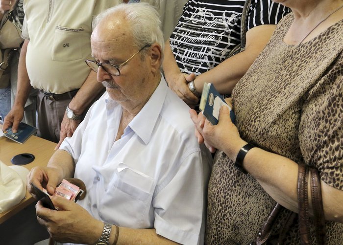 To ΔΡΑΜΑ των συνταξιούχων: Θλιβερές εικόνες - Ποδοπατούνται για 120 ευρώ... [photo] - Φωτογραφία 4