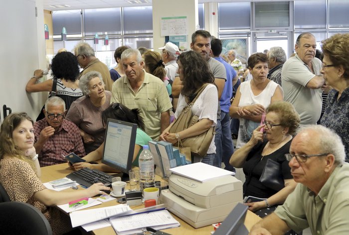 To ΔΡΑΜΑ των συνταξιούχων: Θλιβερές εικόνες - Ποδοπατούνται για 120 ευρώ... [photo] - Φωτογραφία 5