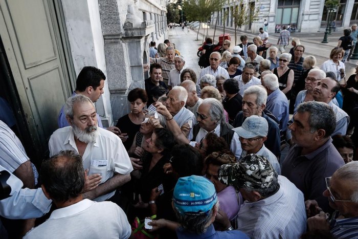 To ΔΡΑΜΑ των συνταξιούχων: Θλιβερές εικόνες - Ποδοπατούνται για 120 ευρώ... [photo] - Φωτογραφία 7