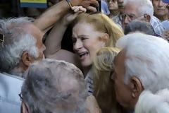 To ΔΡΑΜΑ των συνταξιούχων: Θλιβερές εικόνες - Ποδοπατούνται για 120 ευρώ... [photo]