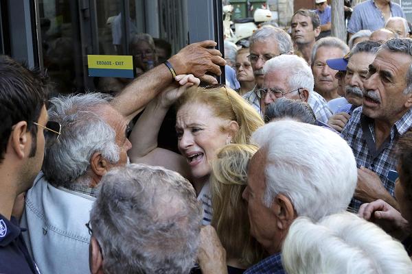 ΠΡΕΠΕΙ ΝΑ ΤΟ ΔΕΙΤΕ: Το CNBC ερμηνεύει με φωτογραφίες κάθε μέτρο που θέλει να περάσει η Ελληνική Κυβέρνηση - Φωτογραφία 6