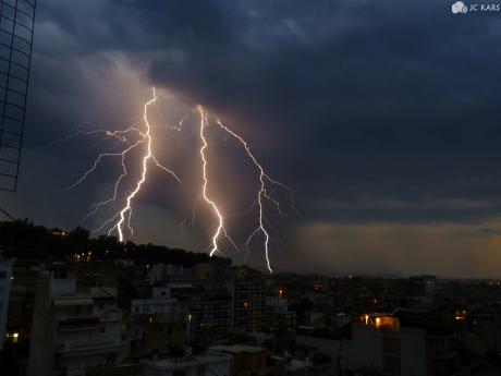 Πάτρα: Δείτε την υπέροχη φωτογραφία από τον κεραυνό που χτύπησε την πόλη - Φωτογραφία 2