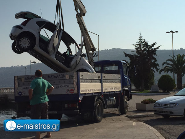 Αυτοκίνητο με τρεις γυναίκες έπεσε στη θάλασσα στον κόμβο Αμφιλοχίας - Φωτογραφία 3