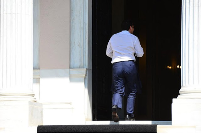 ΠΡΙΝ ΛΙΓΟ: Δε φαντάζεστε ποιος περίμενε τον Τσίπρα στο Μαξίμου - Δείτε τον εξουθενωμένο Πρωθυπουργού... [photos] - Φωτογραφία 5