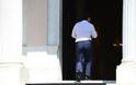 ΠΡΙΝ ΛΙΓΟ: Δε φαντάζεστε ποιος περίμενε τον Τσίπρα στο Μαξίμου - Δείτε τον εξουθενωμένο Πρωθυπουργού... [photos] - Φωτογραφία 5