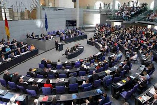 Deutsche Welle: Οι βουλευτές της Μέρκελ χειροκρότησαν όταν τους ενημέρωσε για τη συμφωνία - Φωτογραφία 1