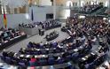 Deutsche Welle: Οι βουλευτές της Μέρκελ χειροκρότησαν όταν τους ενημέρωσε για τη συμφωνία